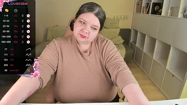 Snapshot of PlumPie chatting on December 2025 08:44:01 AM PlumPie online show from December 2025 08:44:01 AM