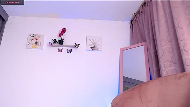 Snapshot of Annaross2 chatting on February 2025 04:14:01 PM Annaross2 online show from February 2025 04:14:01 PM