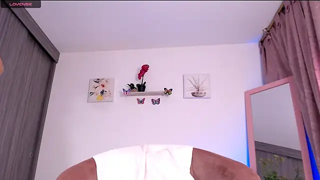 Snapshot of Annaross2 chatting on March 2025 05:07:01 PM Annaross2 online show from March 2025 05:07:01 PM