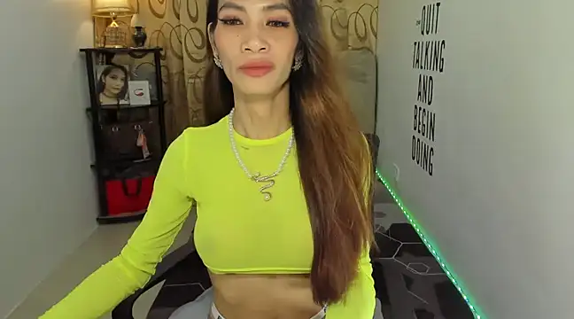 Snapshot of Trixie_Mattel21 chatting on December 2024 11:31:02 PM Trixie Mattel21 online show from December 2024 11:31:02 PM