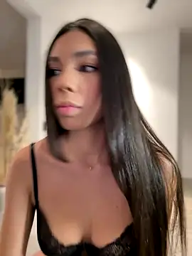 Snapshot of EllaSanz_ chatting on September 2025 10:47:01 PM EllaSanz online show from September 2025 10:47:01 PM