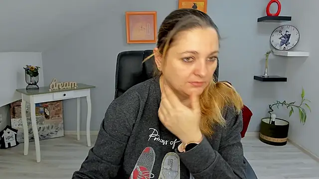 LollaGirl online show from January 2025 04:19:01 AM