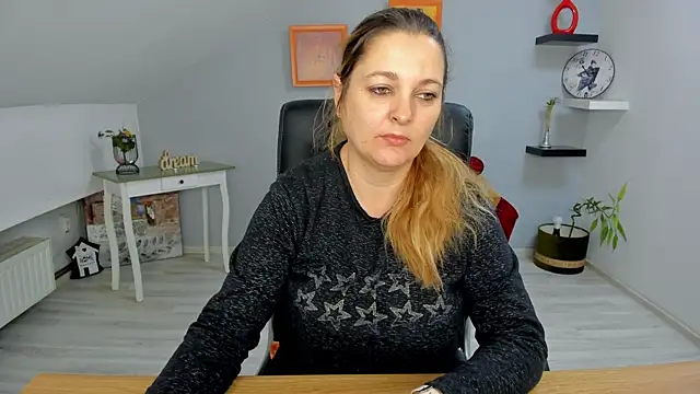 LollaGirl online show from January 2025 04:15:01 AM