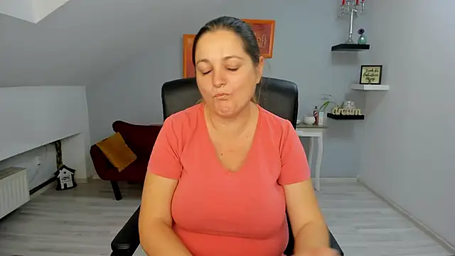 LollaGirl online show from November 2025 04:25:02 AM