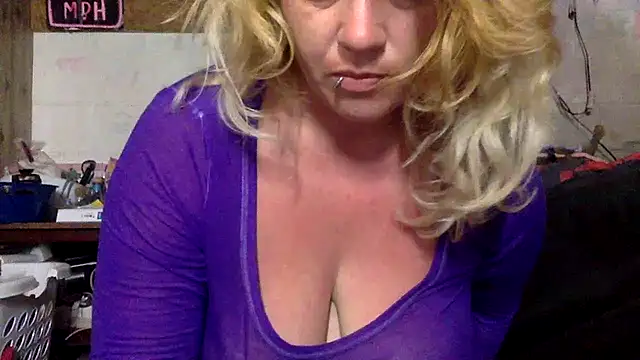 Snapshot of TrashleyRosebud chatting on June 2026 08:14:02 PM TrashleyRosebud online show from June 2026 08:14:02 PM