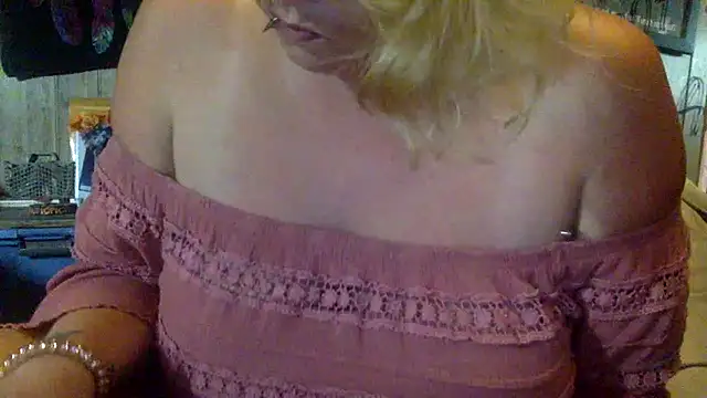 Snapshot of TrashleyRosebud chatting on June 2026 05:30:02 PM TrashleyRosebud online show from June 2026 05:30:02 PM