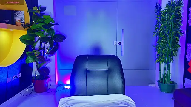 Snapshot of MalaikaBrown chatting on October 2025 12:19:01 PM MalaikaBrown online show from October 2025 12:19:01 PM