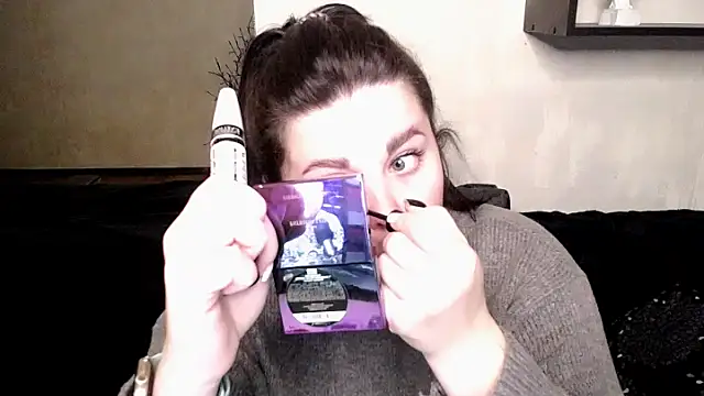 Emily Mo online show from October 2025 05:37:01 AM