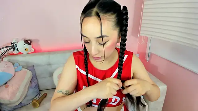 tinysara online show from April 2026 04:32:01 PM