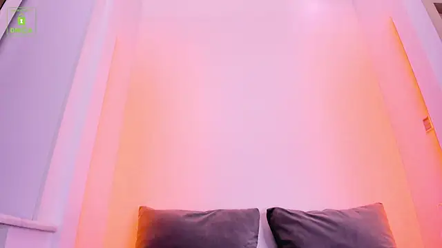 Snapshot of ErikaLust chatting on January 2025 04:14:02 AM ErikaLust online show from January 2025 04:14:02 AM