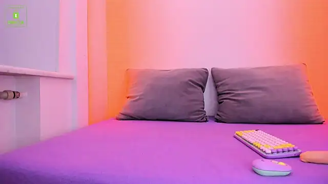 Snapshot of ErikaLust chatting on January 2025 04:10:01 AM ErikaLust online show from January 2025 04:10:01 AM