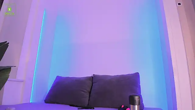 Snapshot of ErikaLust chatting on October 2025 04:35:01 AM ErikaLust online show from October 2025 04:35:01 AM