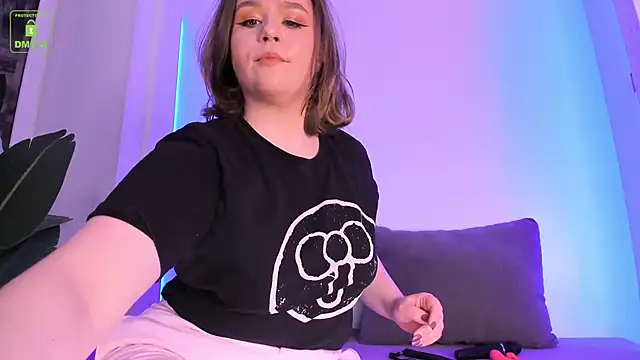 Snapshot of ErikaLust chatting on October 2025 04:13:01 AM ErikaLust online show from October 2025 04:13:01 AM