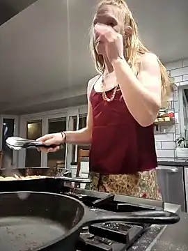 Snapshot of GoldenFlameGoddess chatting on February 2025 02:04:01 AM GoldenFlameGoddess online show from February 2025 02:04:01 AM