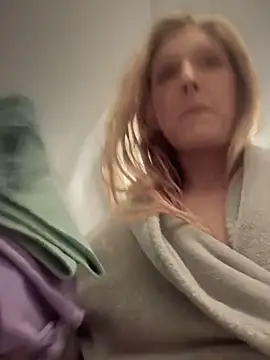 Snapshot of GoldenFlameGoddess chatting on February 2025 02:58:02 AM GoldenFlameGoddess online show from February 2025 02:58:02 AM