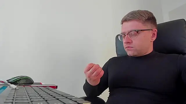 Snapshot of Findom_guy chatting on March 2025 03:25:02 PM Findom guy online show from March 2025 03:25:02 PM