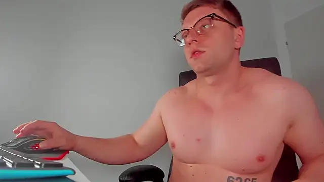 Snapshot of Findom_guy chatting on March 2025 06:14:01 PM Findom guy online show from March 2025 06:14:01 PM