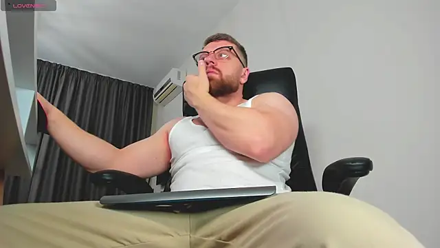 Snapshot of Findom_guy chatting on February 2026 12:53:02 PM Findom guy online show from February 2026 12:53:02 PM