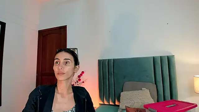 Nina Cavaali online show from December 2024 06:05:01 PM