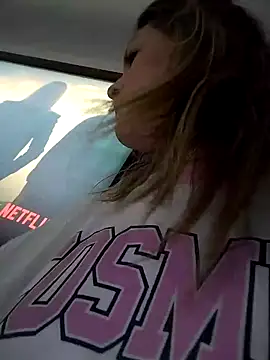 Snapshot of Mia_Hampton chatting on December 2024 08:00:01 PM Mia Hampton online show from December 2024 08:00:01 PM