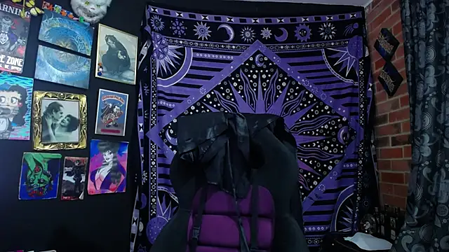 Snapshot of Yourmadame_P chatting on November 2025 11:49:02 PM Yourmadame P online show from November 2025 11:49:02 PM