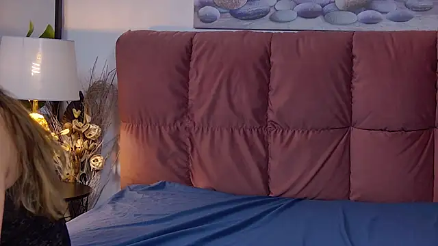 NicolLopeze online show from December 2024 01:28:02 PM