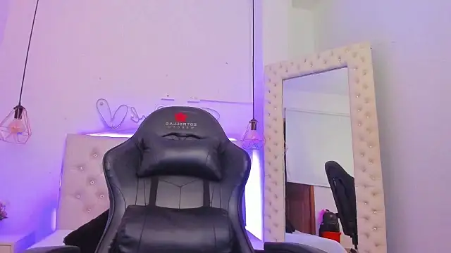 xiomara  cortes online show from March 2025 10:18:02 PM