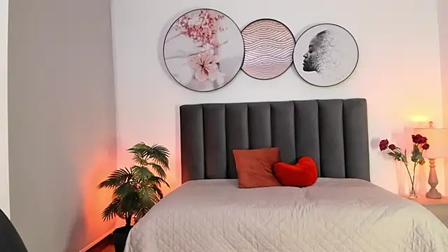 Snapshot of SaharaGarcia__ chatting on January 2025 01:00:01 AM SaharaGarcia online show from January 2025 01:00:01 AM