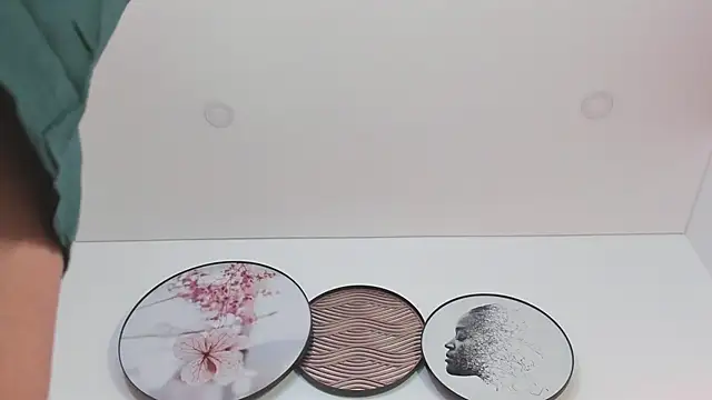 Snapshot of SaharaGarcia__ chatting on February 2025 01:43:01 AM SaharaGarcia online show from February 2025 01:43:01 AM