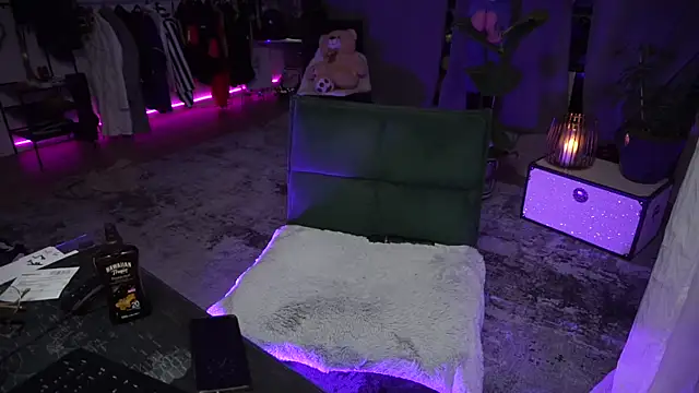 LaraPunkt online show from February 2025 04:36:01 PM