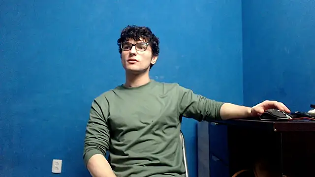 Snapshot of alex_blu chatting on March 2025 06:33:01 PM alex blu online show from March 2025 06:33:01 PM