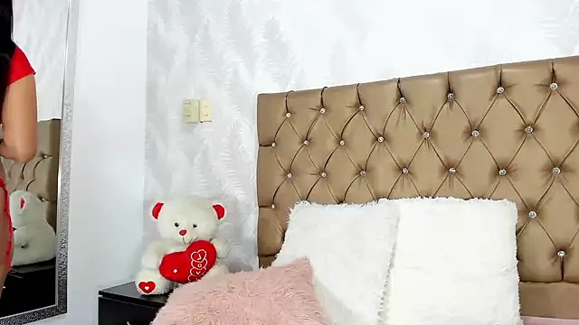 luna evaa online show from September 2025 01:21:01 PM