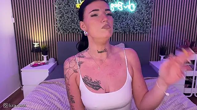 Snapshot of LizaRoxx chatting on October 2025 07:44:02 PM LizaRoxx online show from October 2025 07:44:02 PM