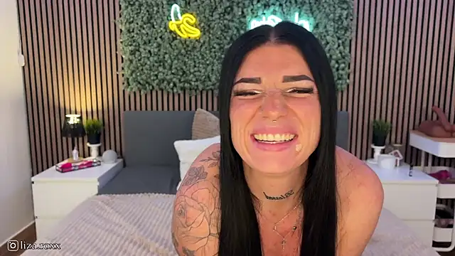 Snapshot of LizaRoxx chatting on October 2025 09:57:01 PM LizaRoxx online show from October 2025 09:57:01 PM