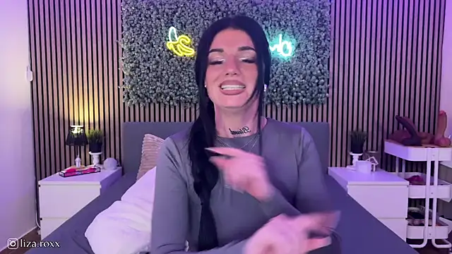 Snapshot of LizaRoxx chatting on October 2025 07:22:01 PM LizaRoxx online show from October 2025 07:22:01 PM