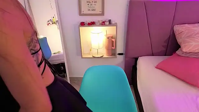 PIA STONE online show from February 2026 08:25:01 PM