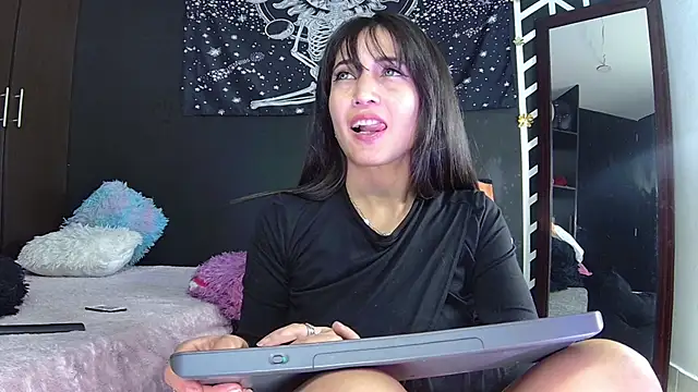 EvangelineCors online show from September 2025 06:19:02 PM