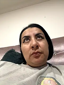 Abril Luv online show from November 2025 02:00:02 AM