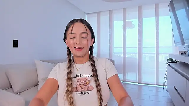 wandathompson  online show from January 2025 02:08:01 PM