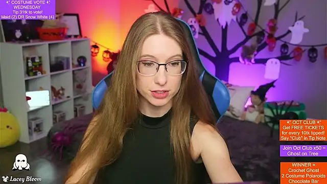 Snapshot of TheLaceyBloom chatting on October 2025 01:17:01 AM TheLaceyBloom online show from October 2025 01:17:01 AM