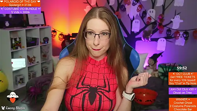 Snapshot of TheLaceyBloom chatting on October 2025 01:28:01 AM TheLaceyBloom online show from October 2025 01:28:01 AM