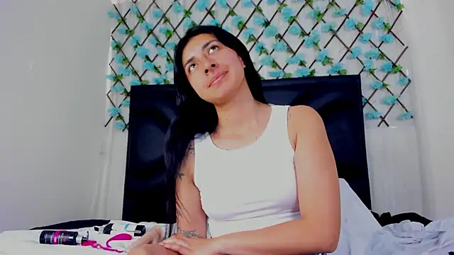 Snapshot of EmmaWilliamss chatting on May 2026 02:14:01 PM EmmaWilliamss online show from May 2026 02:14:01 PM