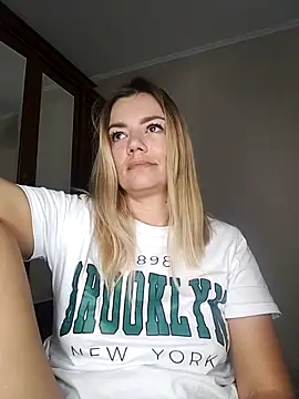 Snapshot of KrissSexi chatting on October 2025 02:31:01 AM KrissSexi online show from October 2025 02:31:01 AM