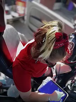 Snapshot of SummerBlueMoon chatting on October 2025 07:05:01 PM SummerBlueMoon online show from October 2025 07:05:01 PM