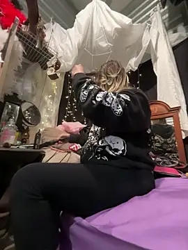 Snapshot of SummerBlueMoon chatting on January 2026 03:31:02 AM SummerBlueMoon online show from January 2026 03:31:02 AM