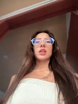 lauravasquez online show from March 2025 06:00:02 PM