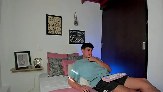 Snapshot of charlottte_queen chatting on October 2025 08:33:02 PM charlottte queen online show from October 2025 08:33:02 PM