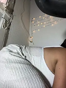 moncerrat luna online show from March 2026 07:18:02 PM