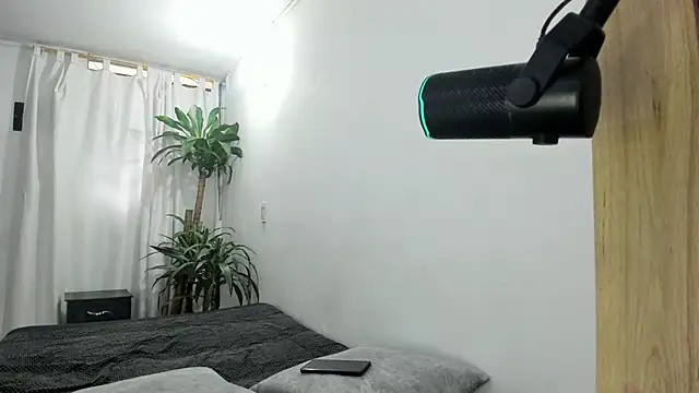 Snapshot of Lia-y-felipe chatting on November 2025 08:24:02 PM Lia-y-felipe online show from November 2025 08:24:02 PM