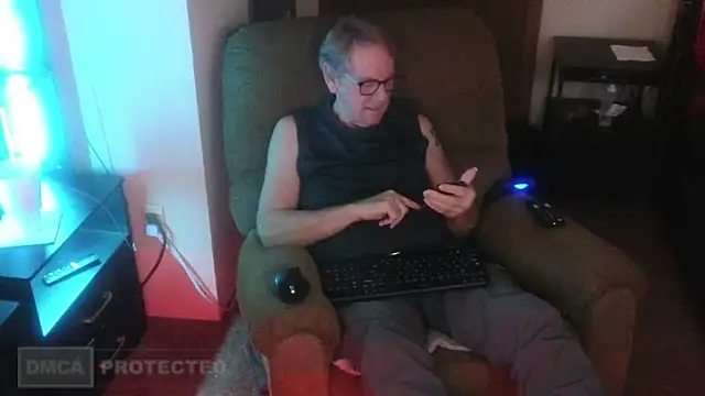 Snapshot of Lusty_Kinks chatting on December 2024 06:02:01 PM Lusty Kinks online show from December 2024 06:02:01 PM